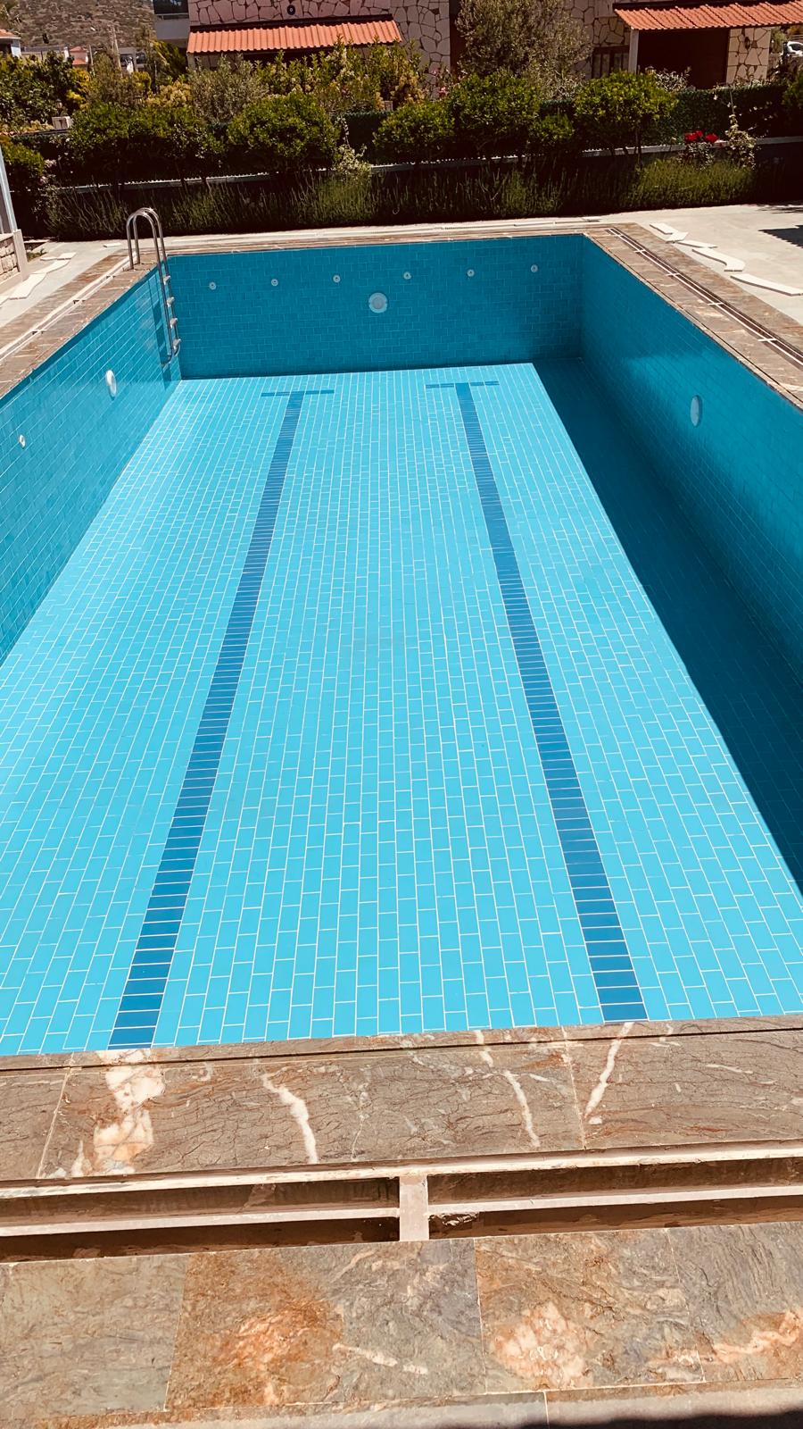 İzmir villa havuz yapımı projesinde betonarme havuz ve bahçe ilişkisi
