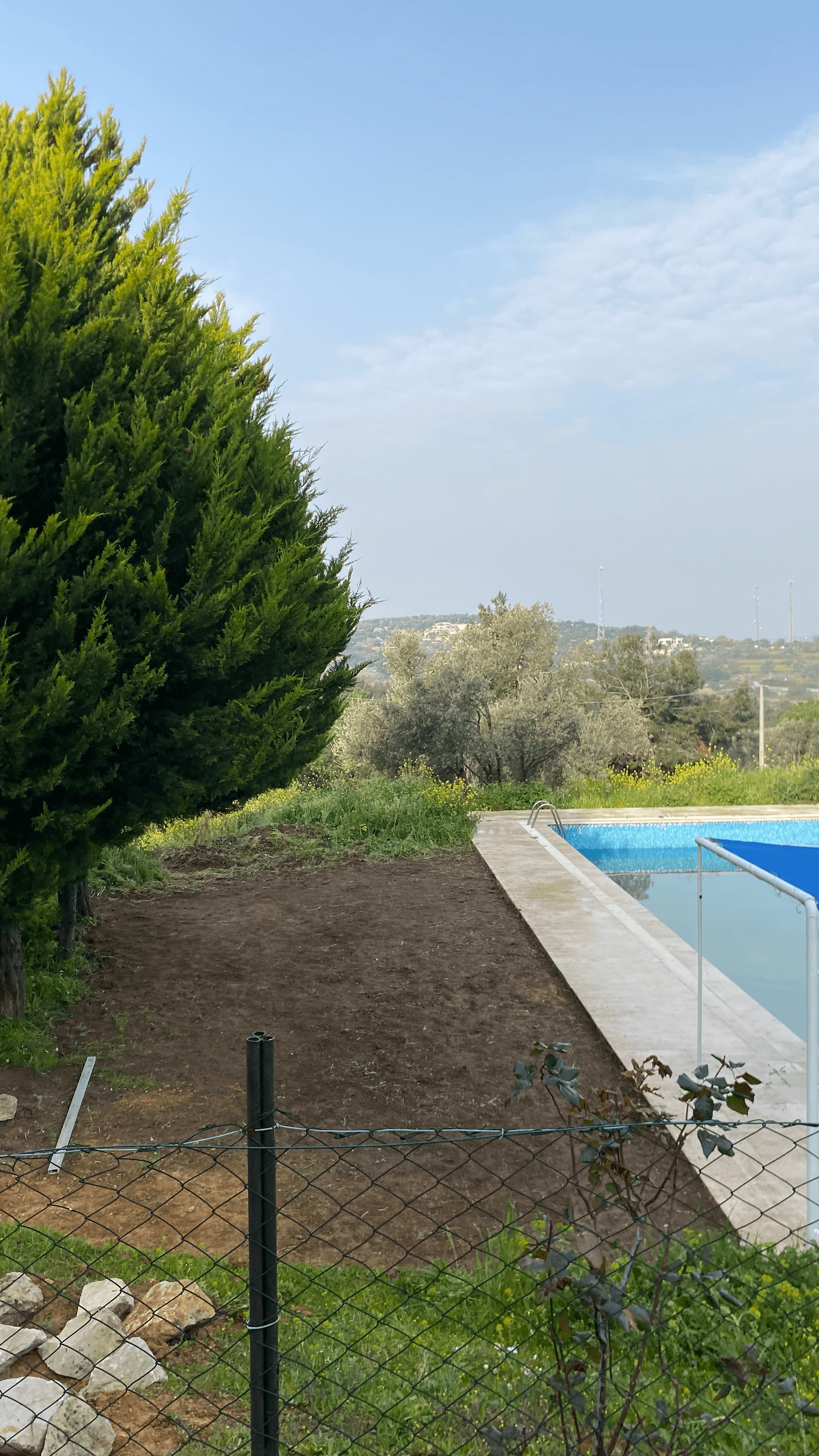 İzmir havuz kenarı deck uygulaması — kompozit zemin ve havuz çevresi