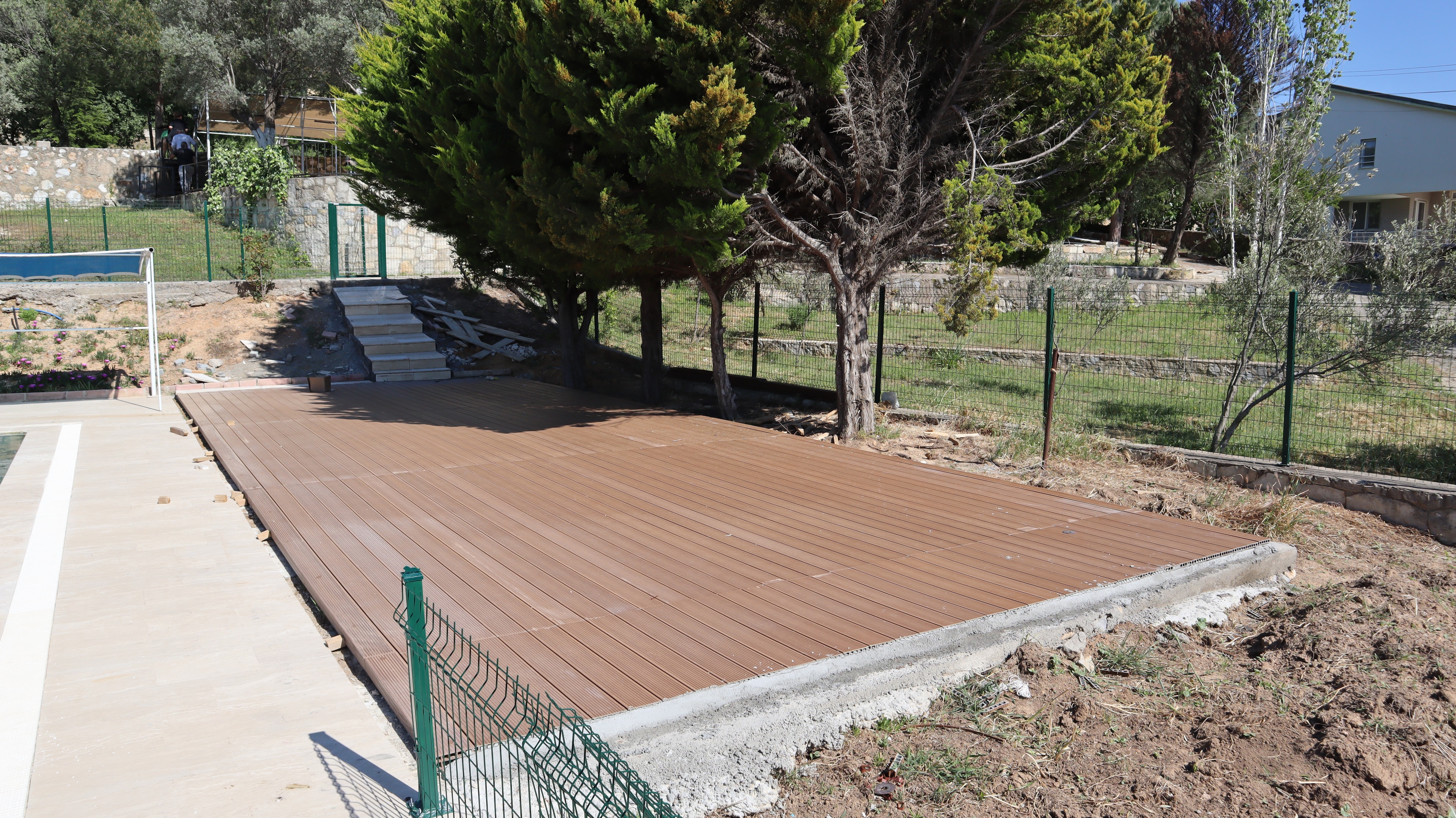 Urla Güzelbahçe Dadaşkent Sitesi bahçe yenileme öncesi zemin ve kullanım alanı