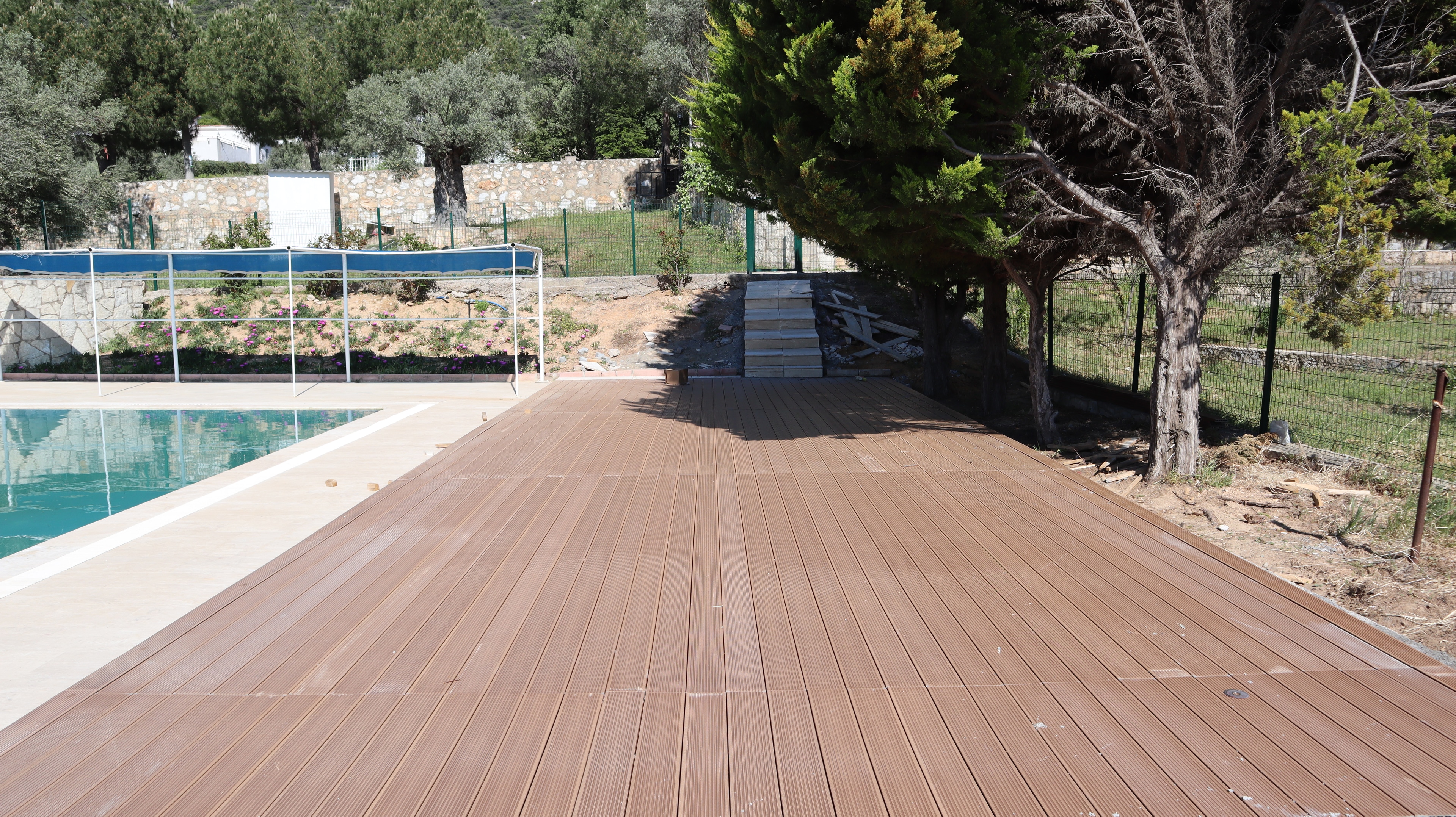 Urla Güzelbahçe Dadaşkent Sitesi WPC deck kaplama sonrası dış mekan görünümü