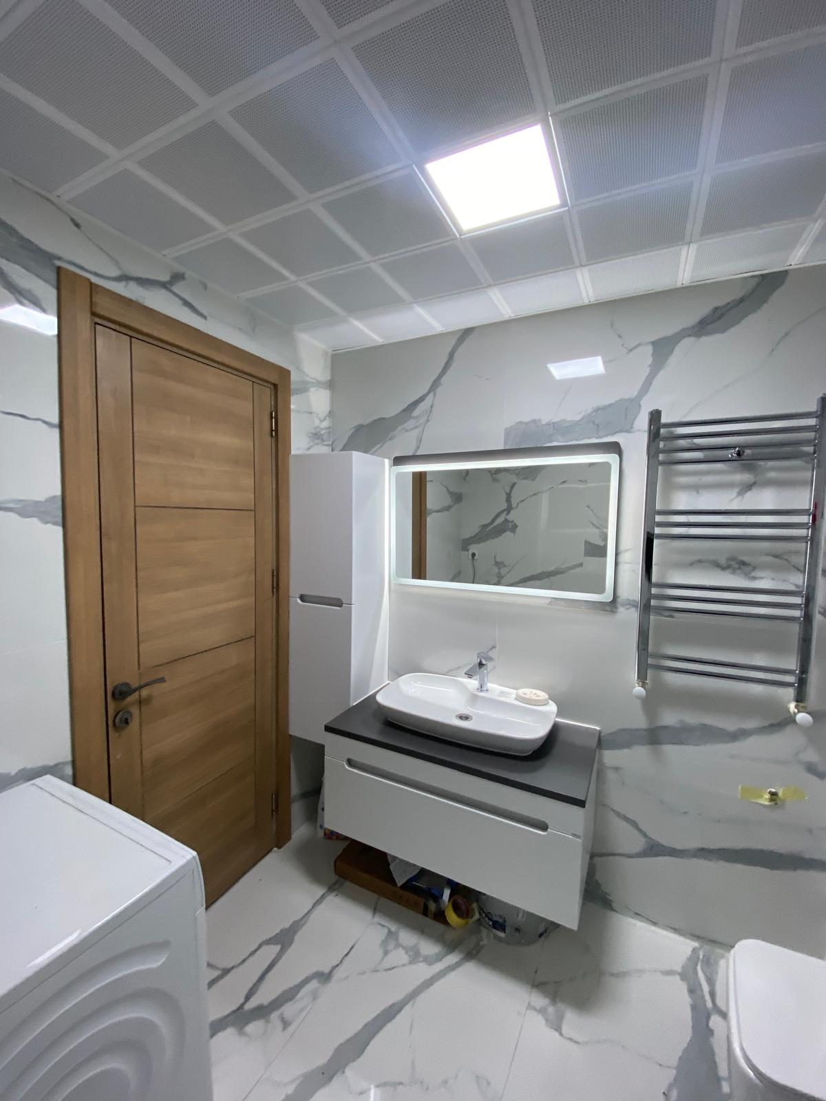 İzmir banyo tadilatında seramik derz hattı ve duvar yüzeyi detayı