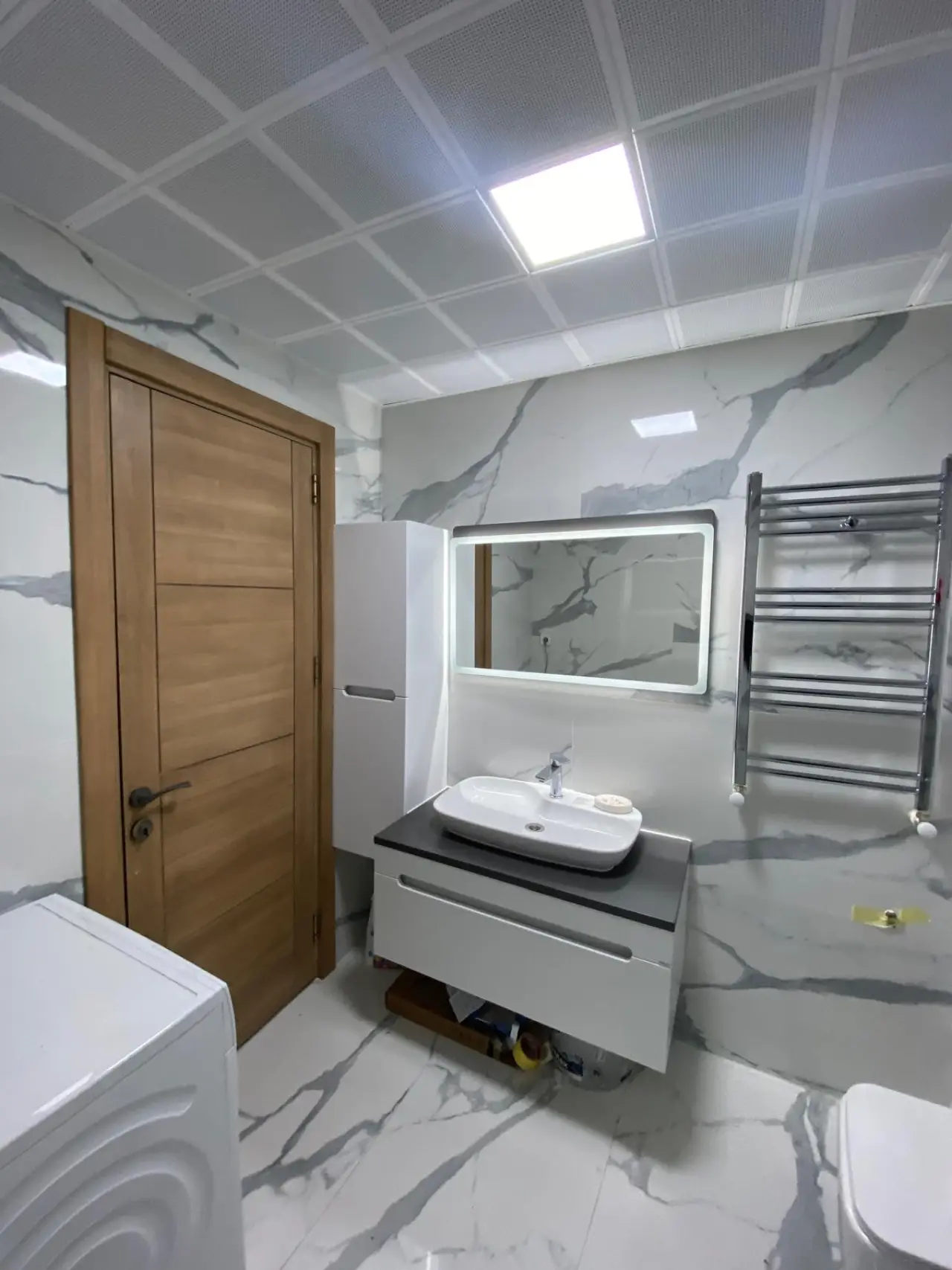 İzmir banyo tadilatında seramik derz hattı ve duvar yüzeyi detayı