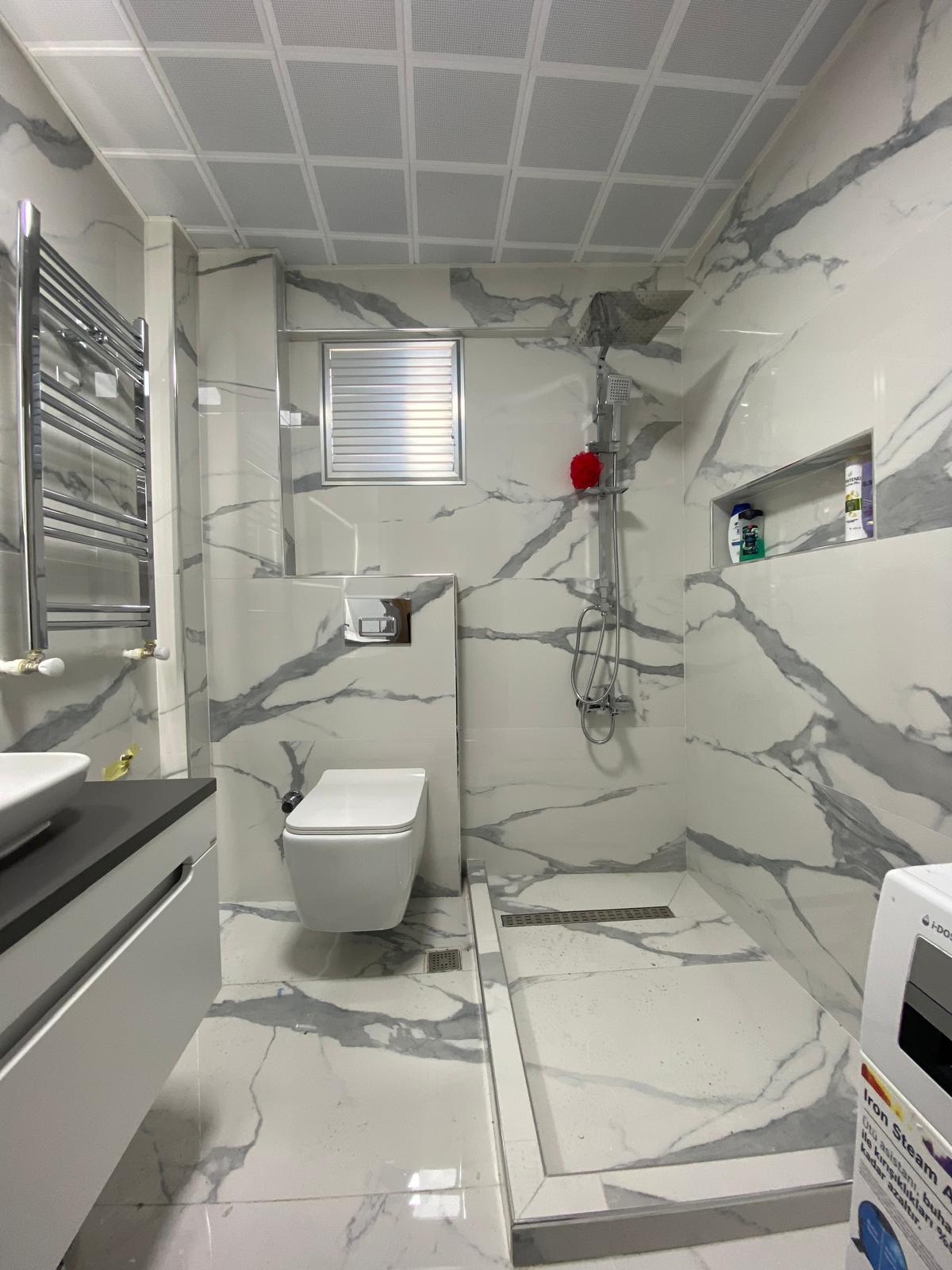 İzmir banyo tadilatı projesinde modern duş alanı ve seramik uygulaması