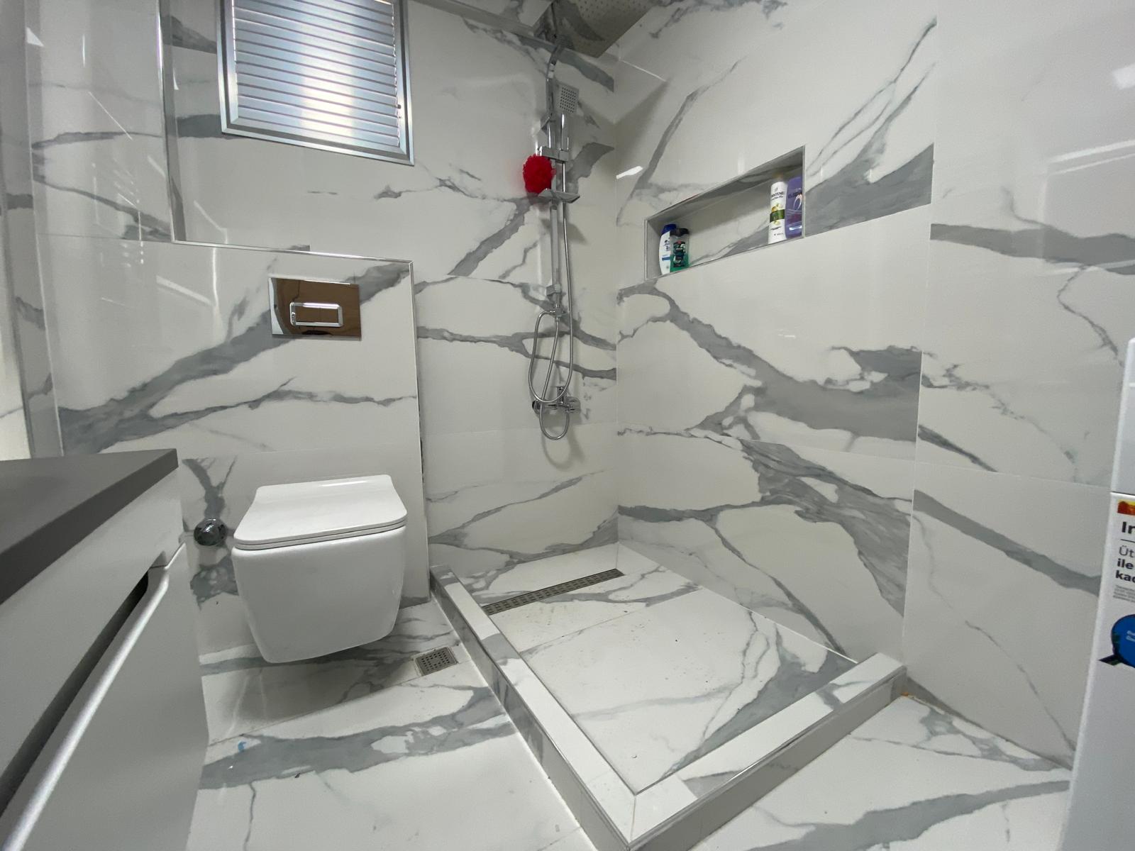 İzmir banyo yenileme projesinde armatür ve duş bölgesi uygulama detayı