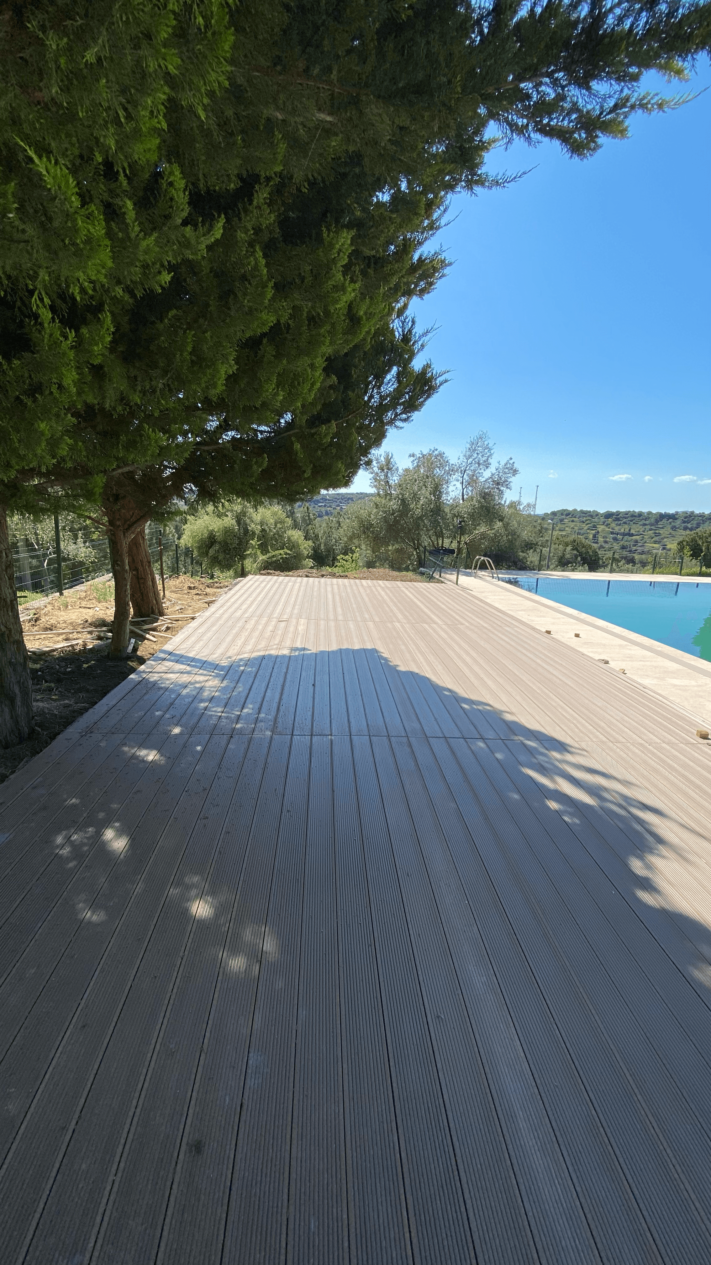 İzmir havuz projesi deck alanında mobilya konumlandırma bandı