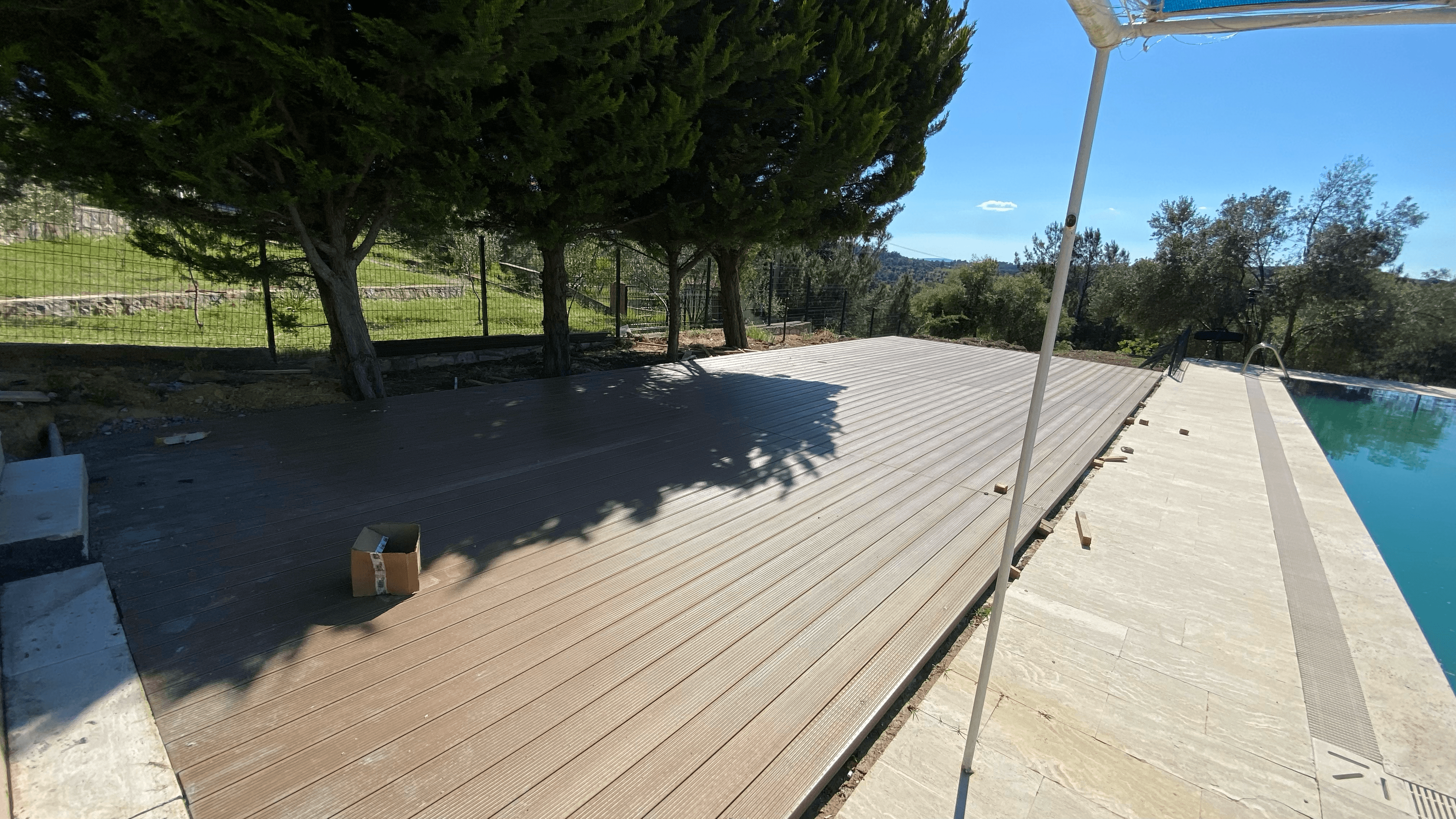 İzmir villa dış mekanında havuz ve deck bütünleşik görünüm