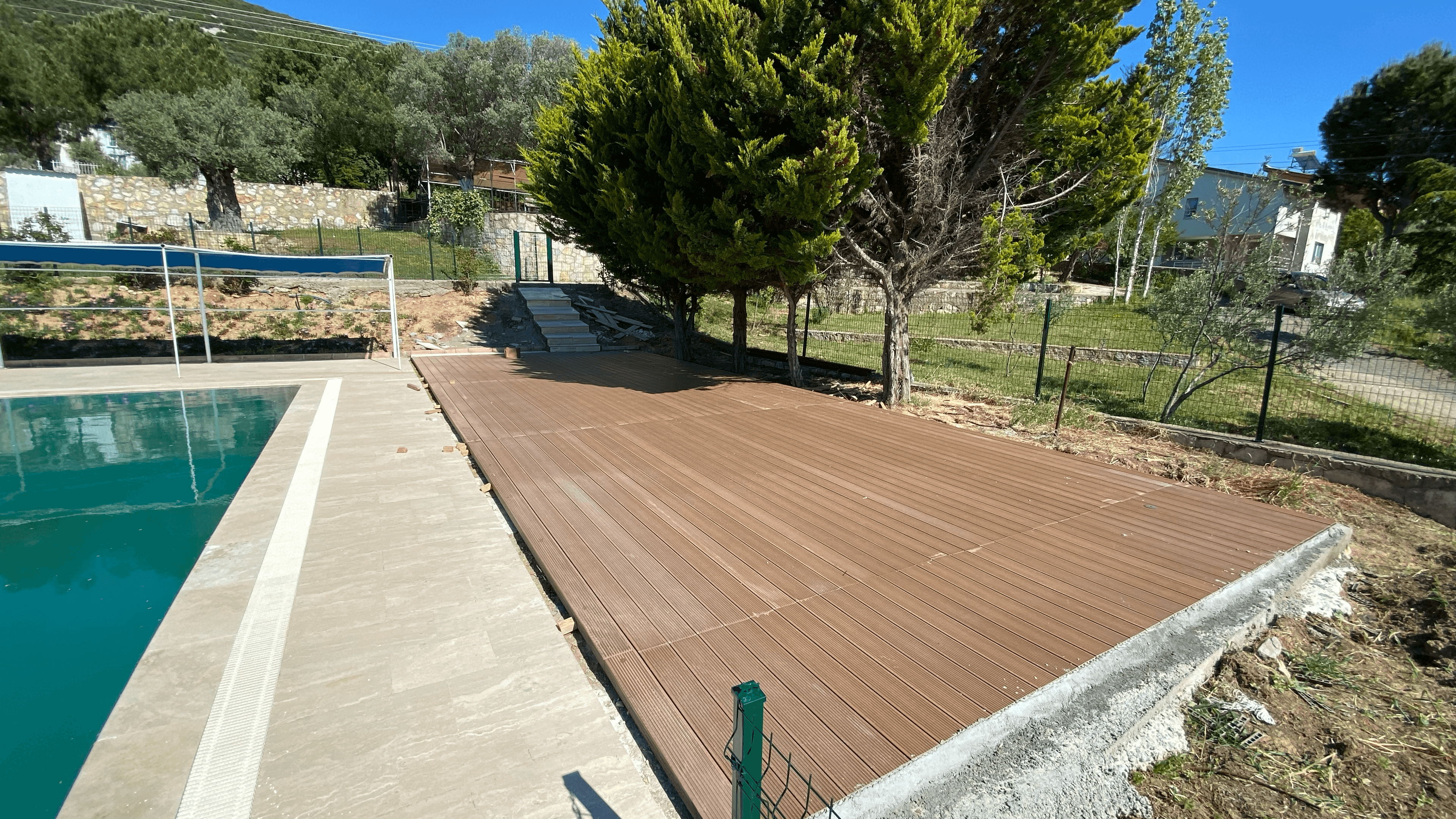 Havuz kenarı deck uygulamasında panel kenar ve bağlantı elemanı