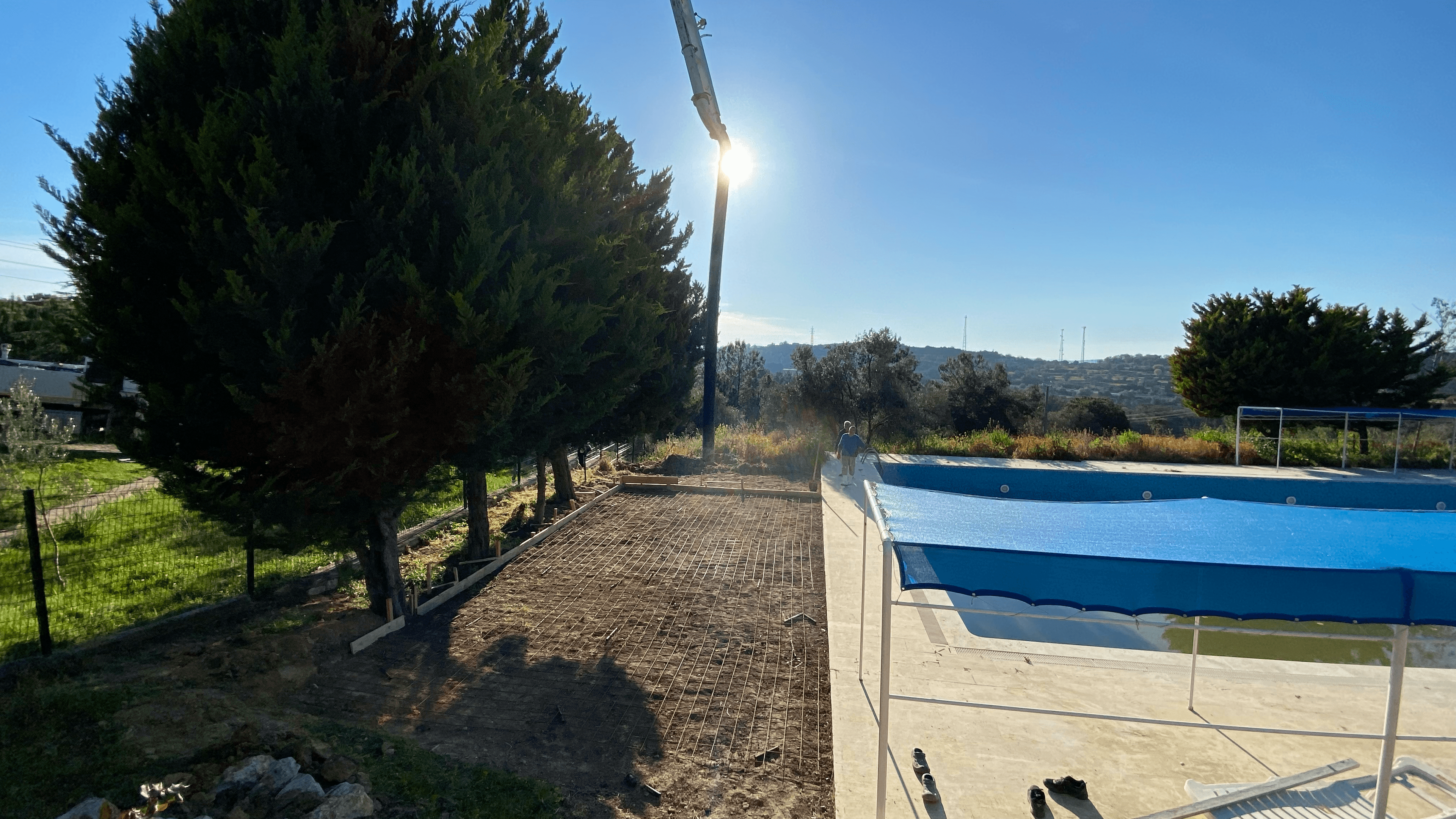 Havuz kenarı deck sisteminde köşe bitim ve süpürgelik detayı