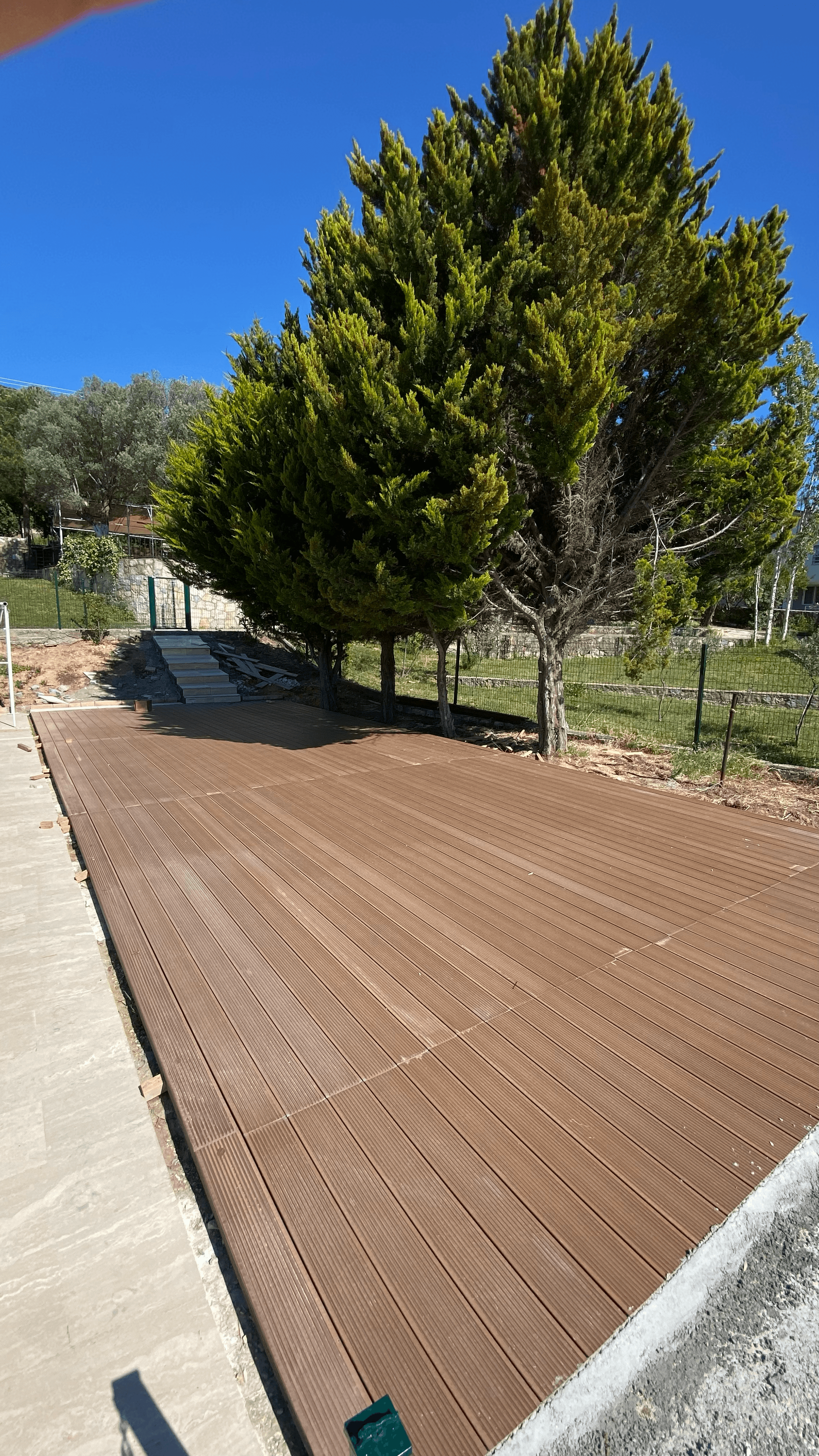 Kompozit deck uygulamasında panel yüzeyi ve doğal ton görünümü