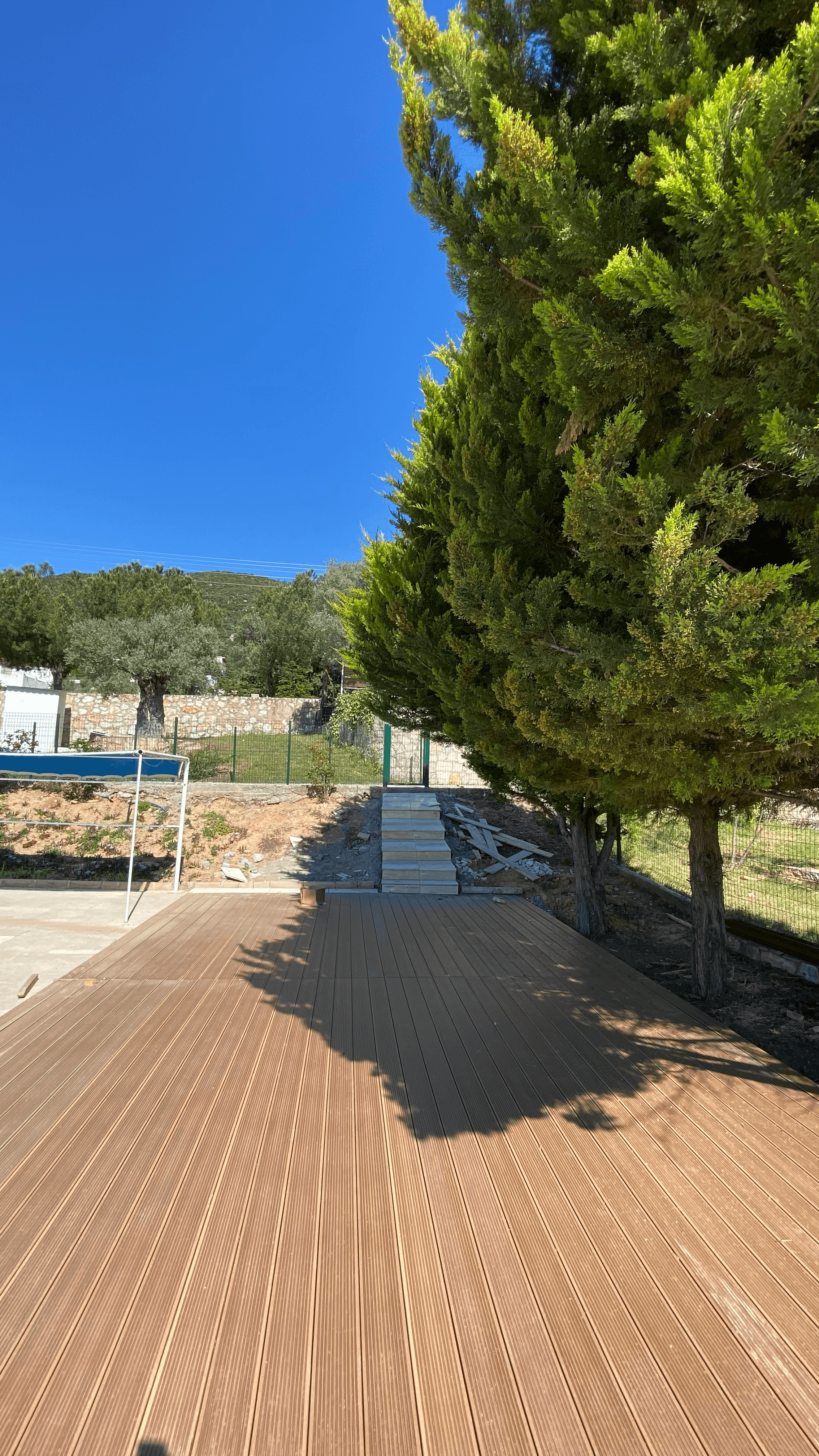 Villa bahçesinde havuz kenarı deck panel sırası ve derz hizası