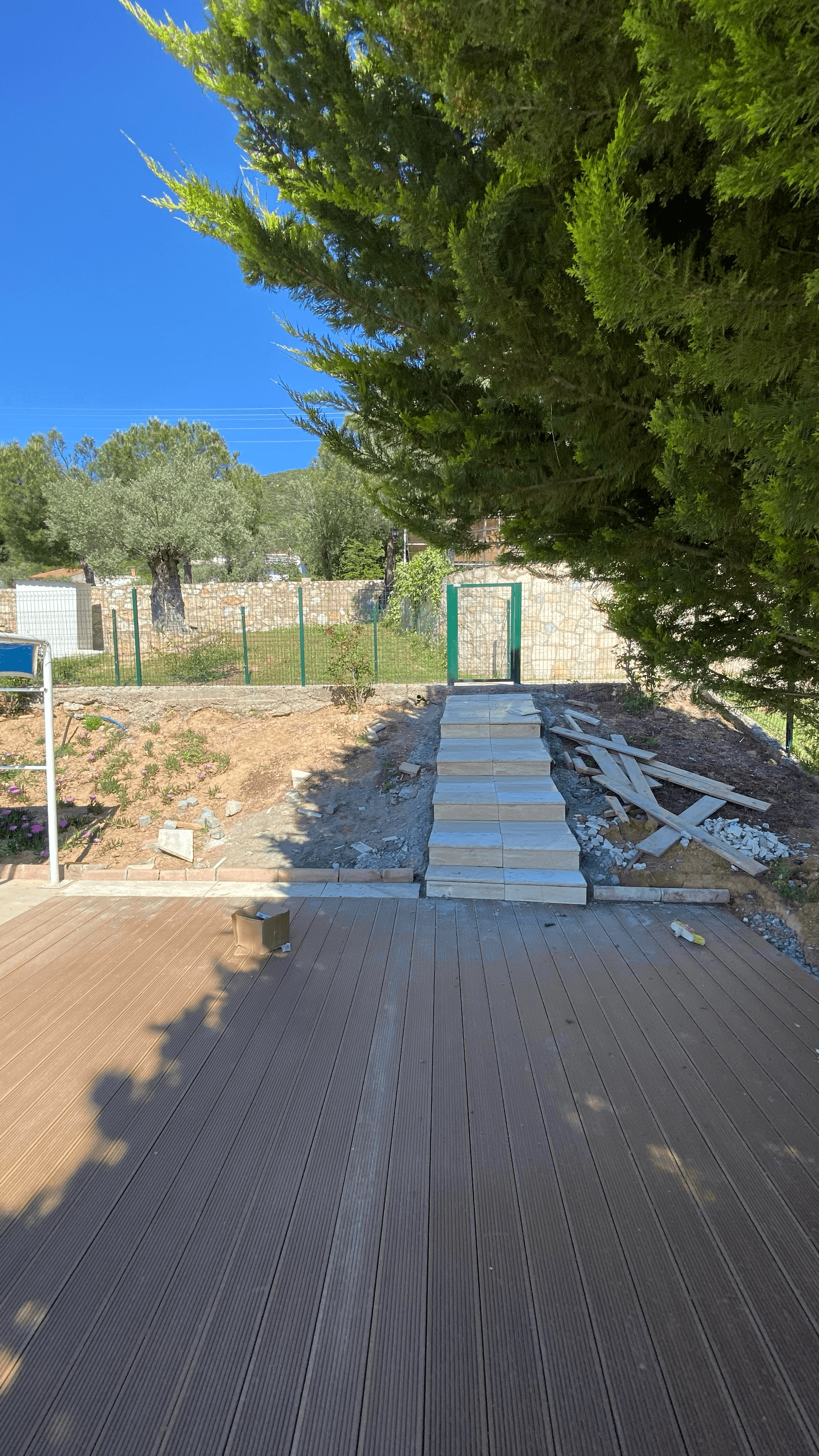 Havuz kenarı WPC deck uygulamasında teras bağlantı noktası