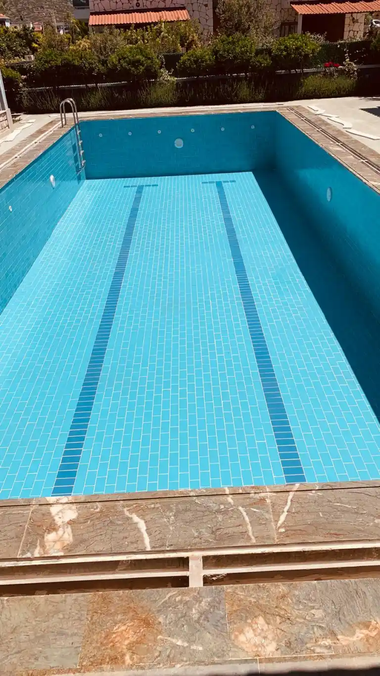 İzmir villa havuz yapımı projesinde betonarme havuz ve bahçe ilişkisi — EVİKO Dekorasyon