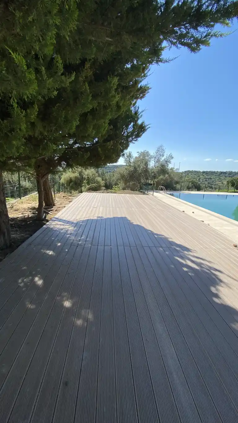 İzmir havuz projesi deck alanında mobilya konumlandırma bandı