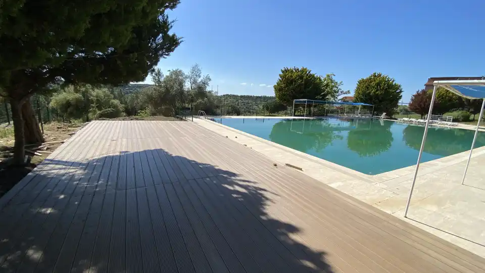 Havuz kenarı kompozit deck yüzeyinde temiz bitim hattı