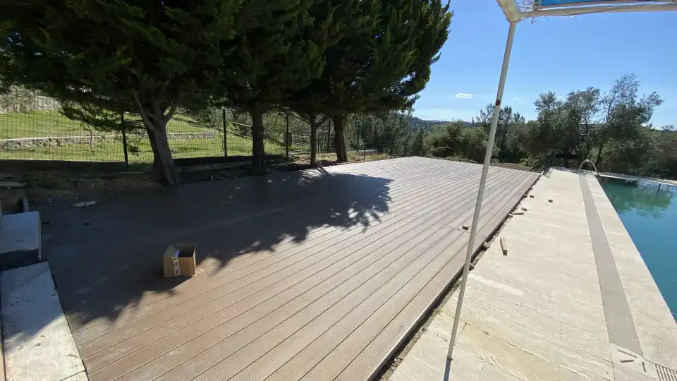İzmir villa dış mekanında havuz ve deck bütünleşik görünüm