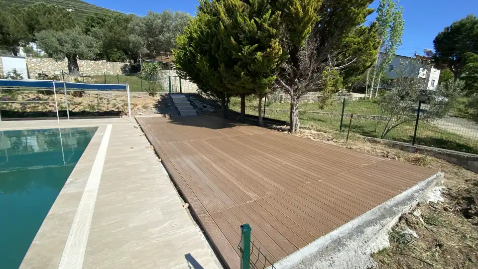 Havuz kenarı deck uygulamasında panel kenar ve bağlantı elemanı