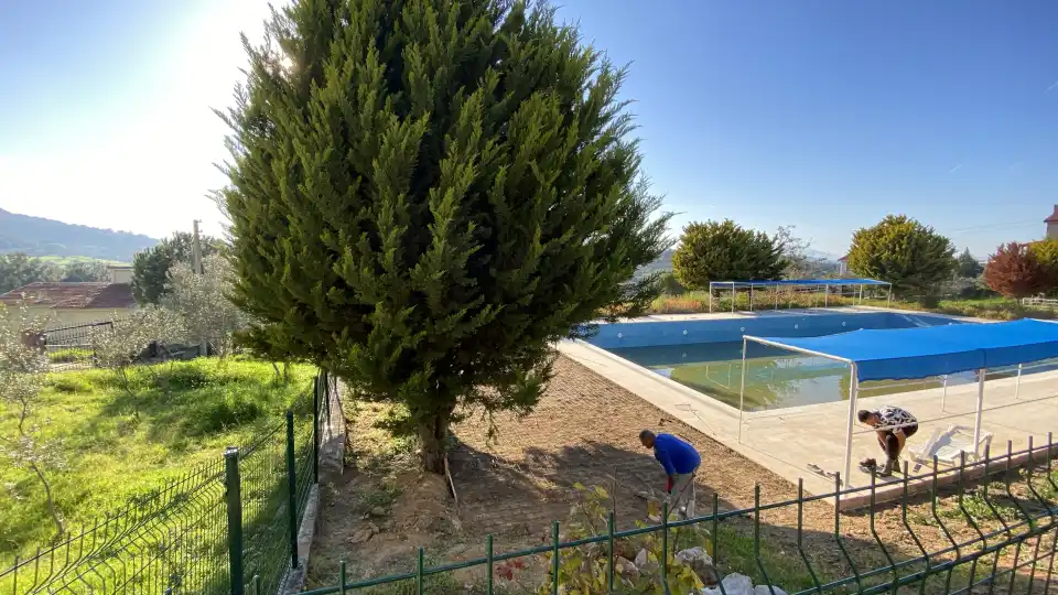 İzmir villa havuz çevresinde WPC deck zemin uygulama aşaması