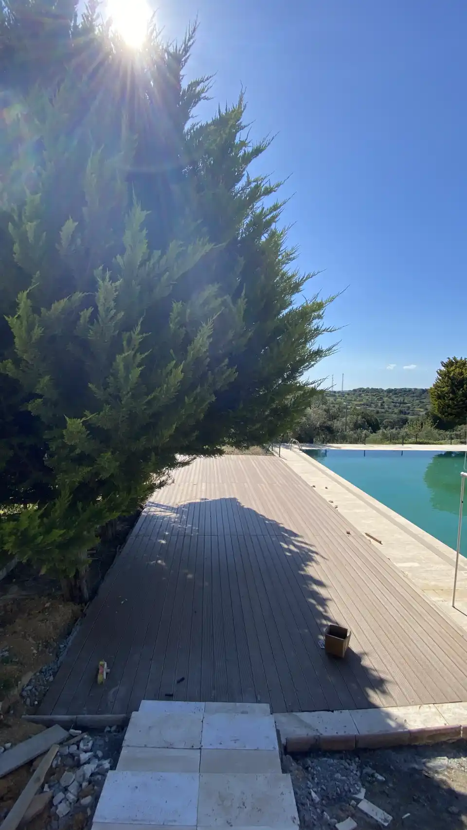 İzmir havuz yapımı projesinde deck ve havuz kenarı geçiş hattı