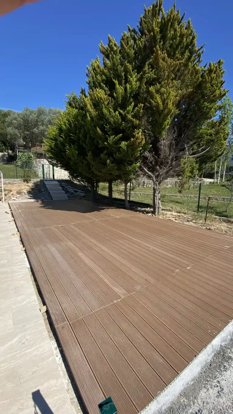 Kompozit deck uygulamasında panel yüzeyi ve doğal ton görünümü