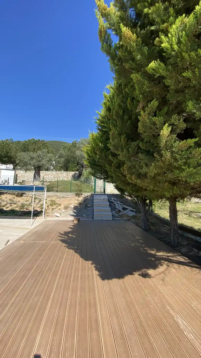Villa bahçesinde havuz kenarı deck panel sırası ve derz hizası
