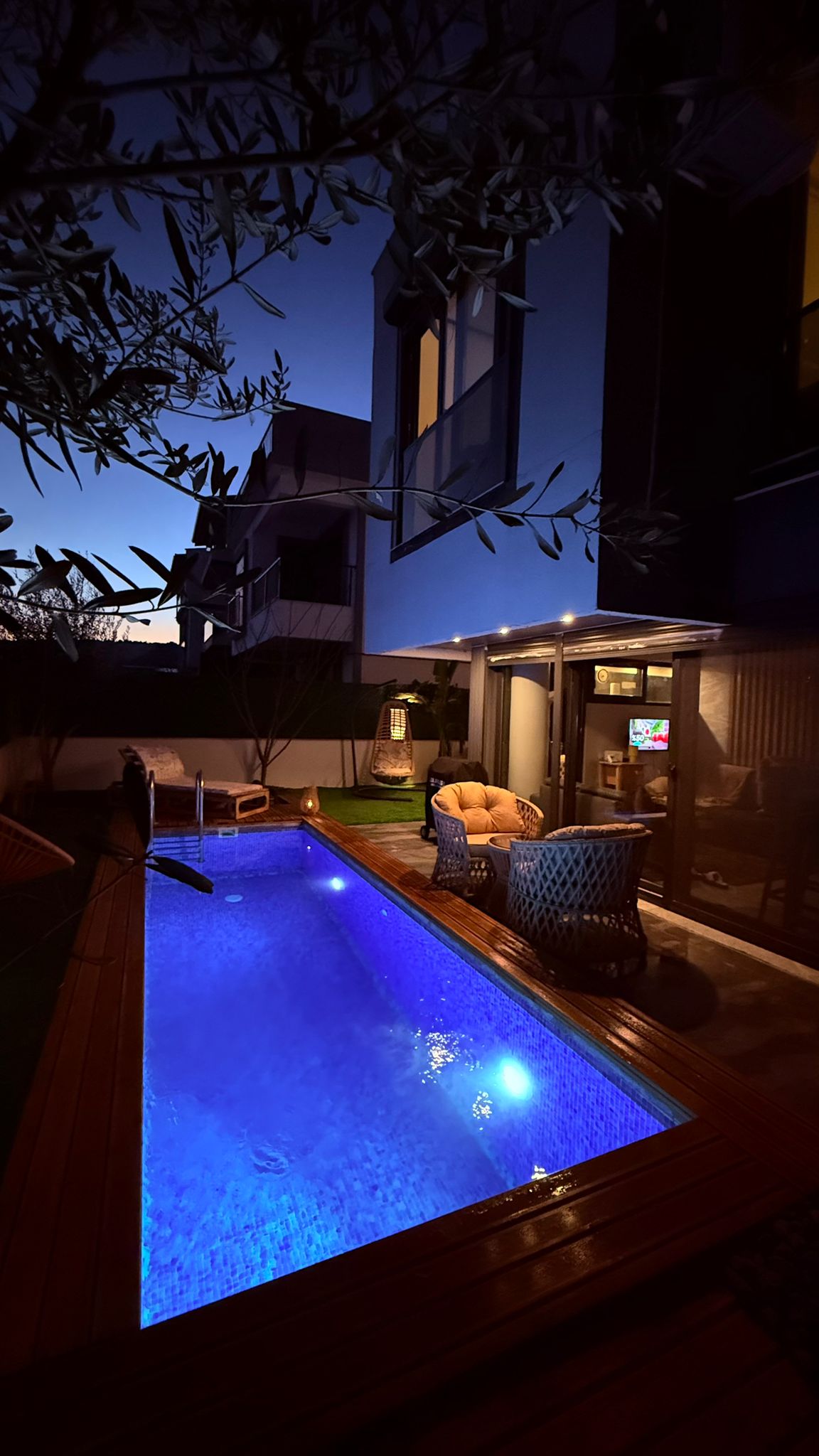 İzmir bahçe düzenlemesinde geniş açı peyzaj panoraması