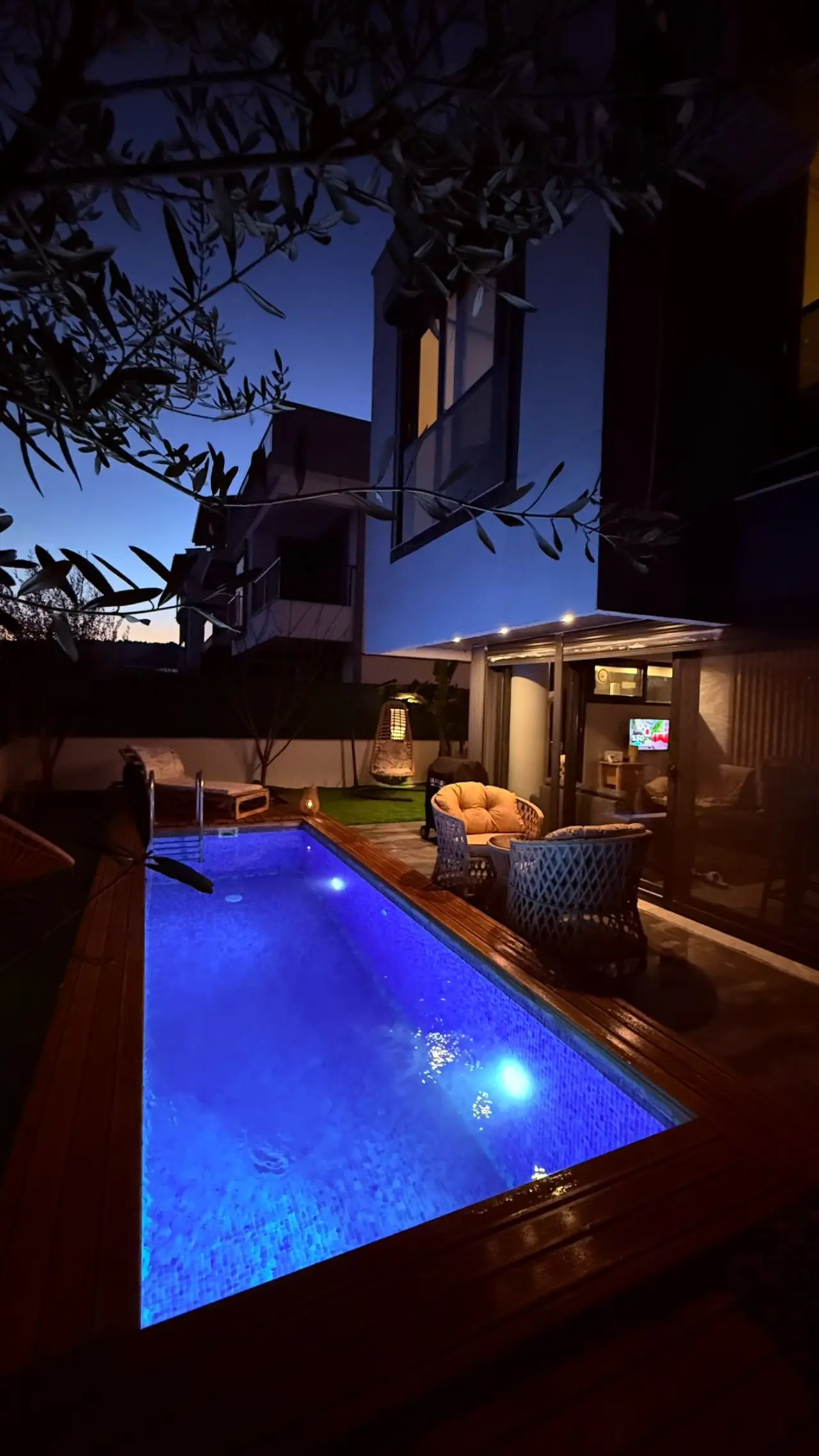 İzmir bahçe düzenlemesinde geniş açı peyzaj panoraması