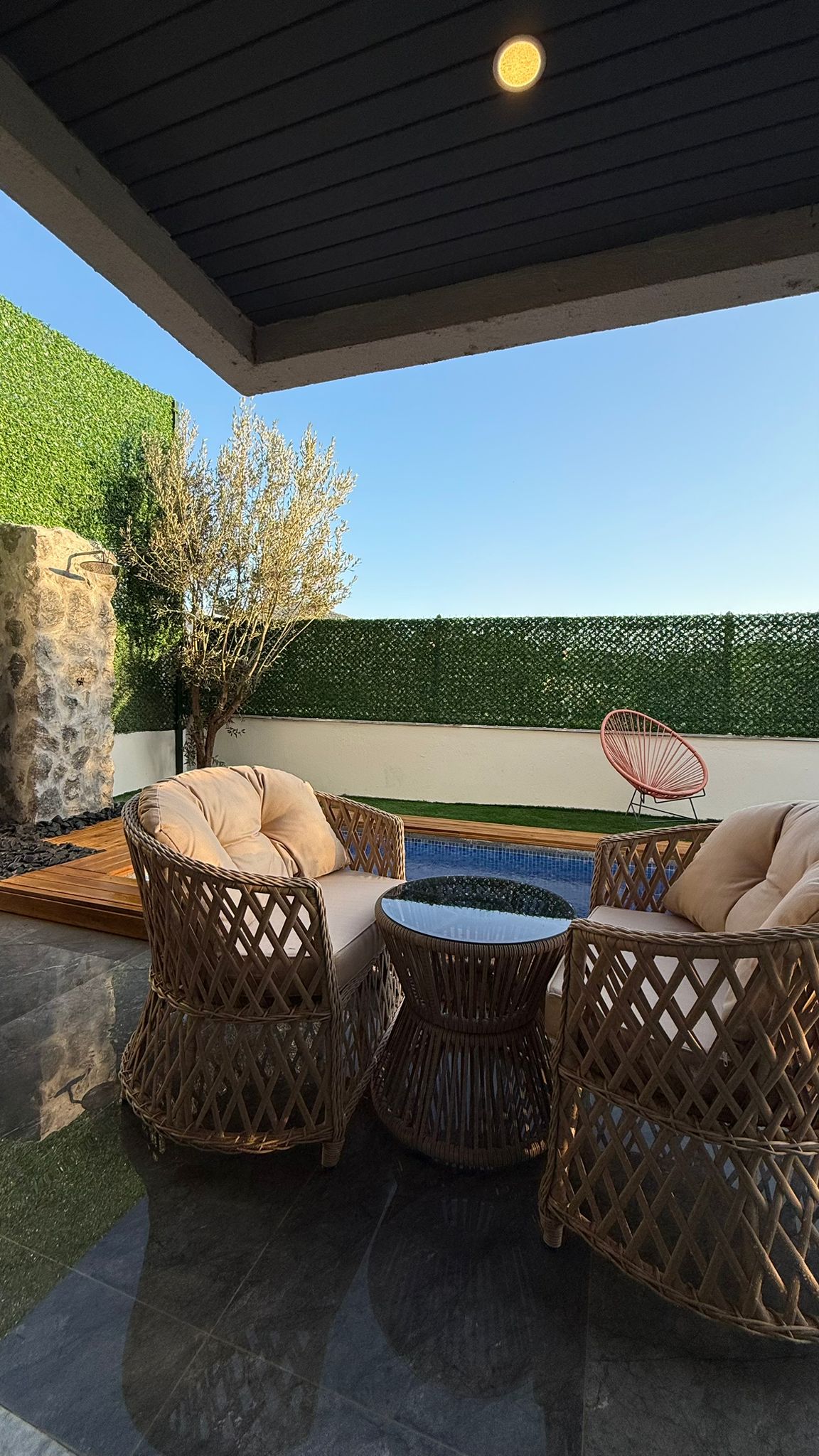 İzmir villa bahçesinde modern peyzaj ve sert zemin