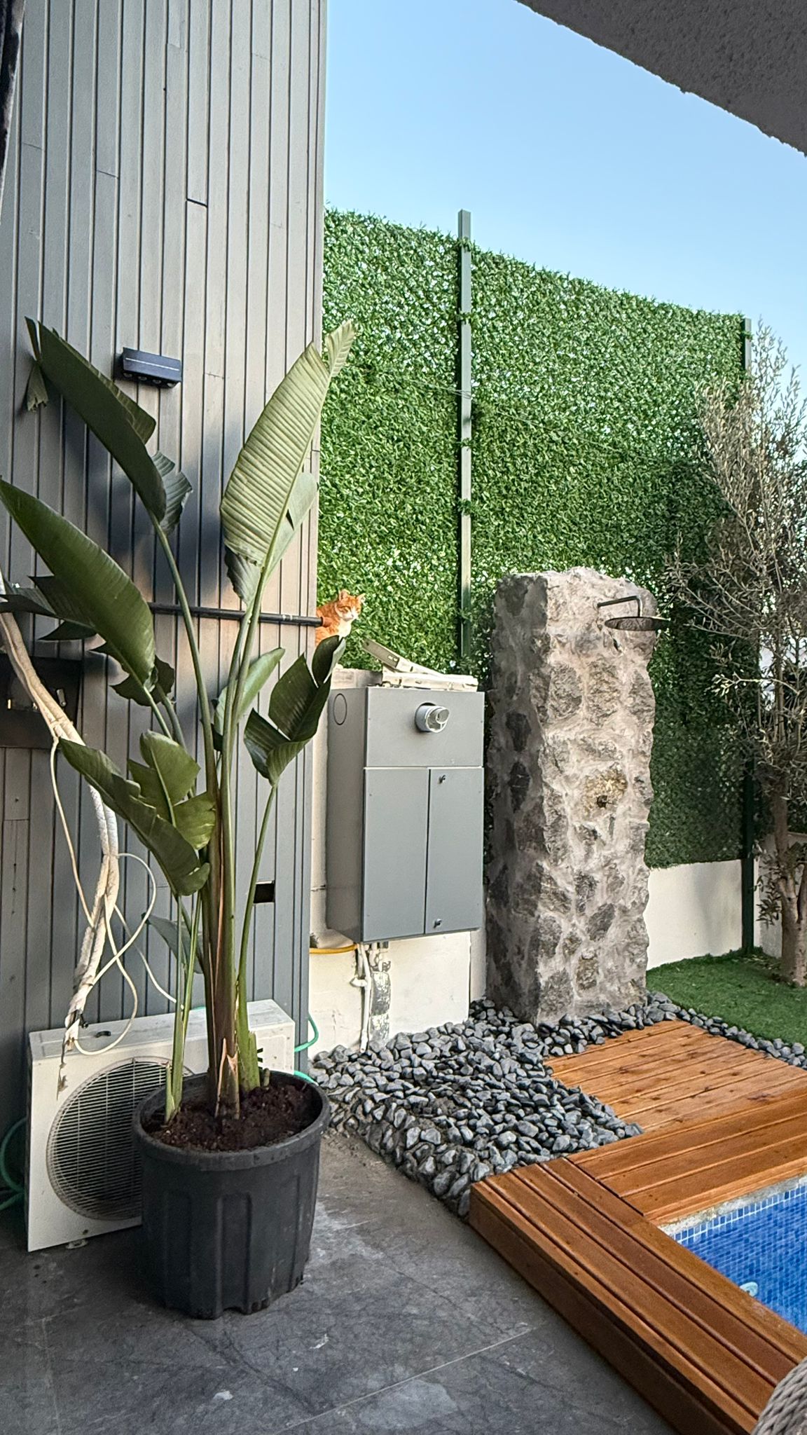 Villa bahçesinde peyzaj ve aydınlatma hattı koordinasyonu