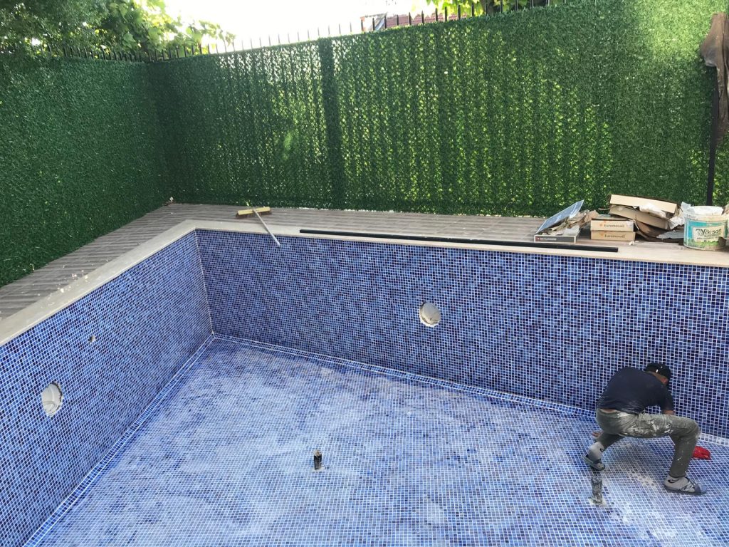 Izmir'de profesyonel havuz yapımı hizmetleri! Çeşme, Alaçatı, Mavişehir, Bornova ve Urla'da estetik ve dayanıklı havuz projeleri için Eviko Dekorasyon'u tercih edin.